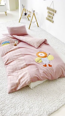 91家纺网 家纺一手货源 找家纺 喜多兔儿童家纺 2023新款小心动幼儿园三件套 豆沙色心动小蜜蜂