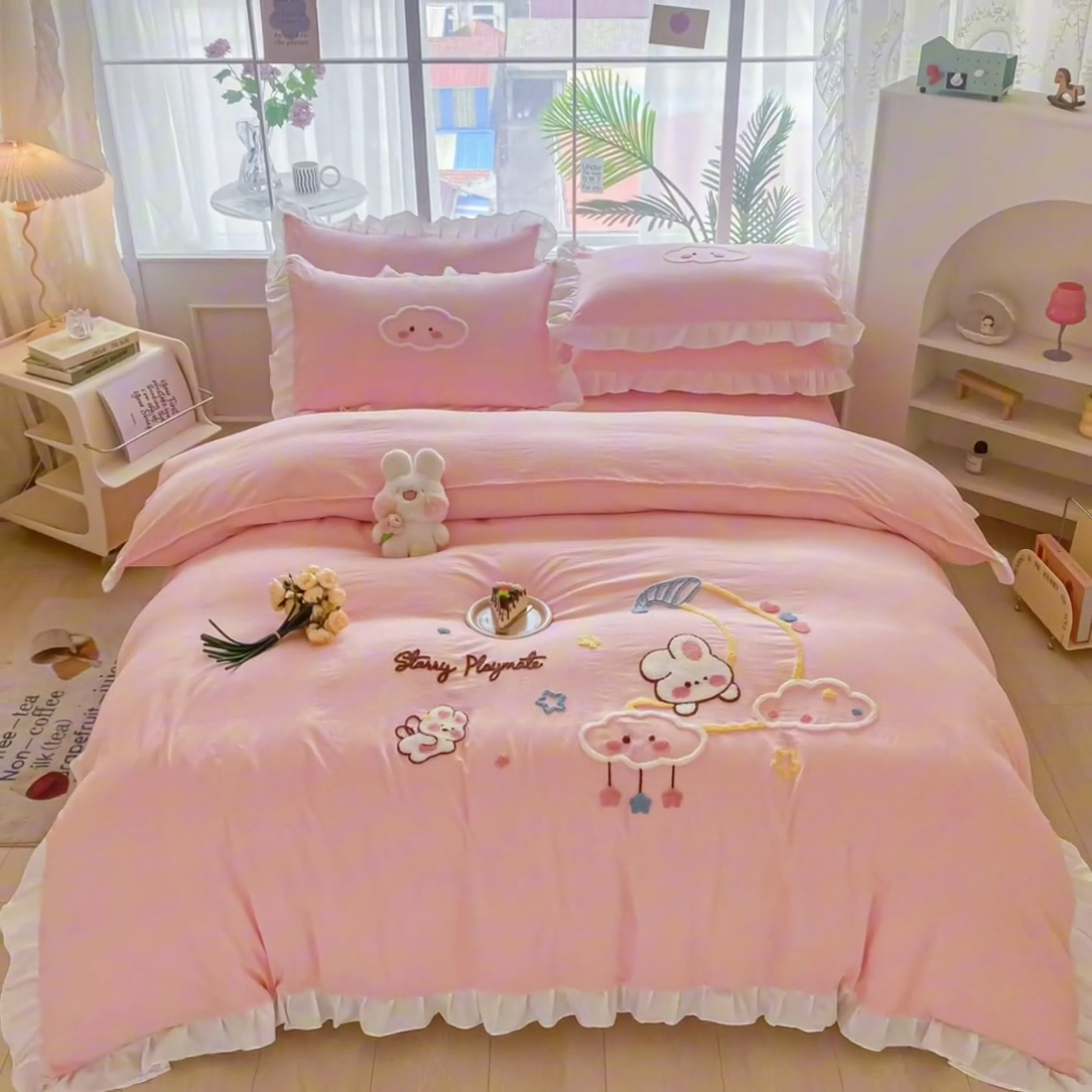 91家纺网 家纺一手货源 找家纺 易禾家纺 2024新款水洗棉毛巾绣晚安梦四件套专版花型 晚安梦-粉