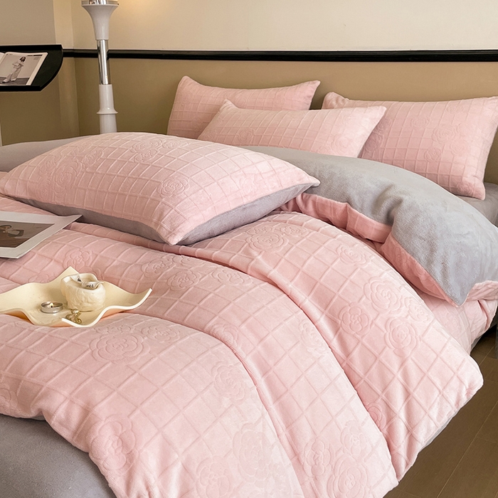 91家纺网 家纺一手货源 找家纺 澳梵 2023新款雕花牛奶绒四件套 浪漫花都-粉