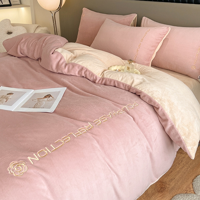 91家纺网 家纺一手货源 找家纺 澳梵 2023新款轻奢风牛奶绒刺绣四件套 温柔粉