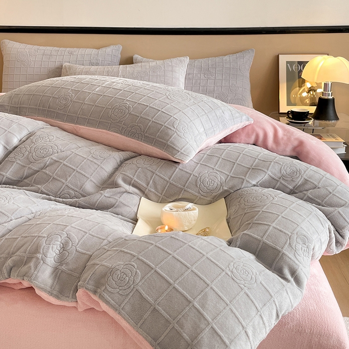 91家纺网 家纺一手货源 找家纺 澳梵 2023新款雕花牛奶绒四件套 浪漫花都-灰