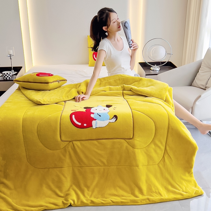 91家纺网 家纺一手货源 找家纺 阳光依佰 2023新款牛奶绒毛巾绣秋冬加厚抱枕被 明黄