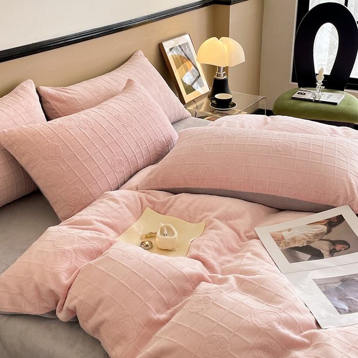 91家纺网 家纺一手货源 找家纺 澳梵 2023新款雕花牛奶绒四件套 浪漫花都-粉