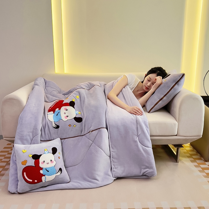 91家纺网 家纺一手货源 找家纺 阳光依佰 2023新款牛奶绒毛巾绣秋冬加厚抱枕被 浅紫