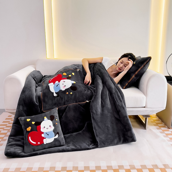 91家纺网 家纺一手货源 找家纺 阳光依佰 2023新款牛奶绒毛巾绣秋冬加厚抱枕被 深灰