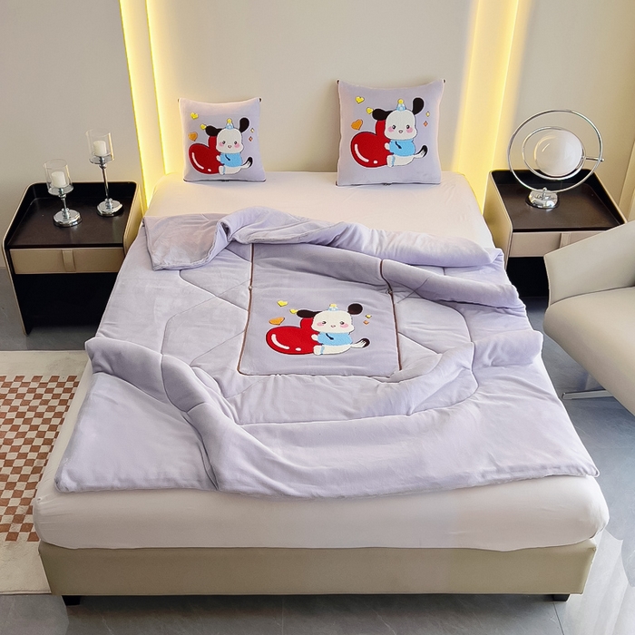 91家纺网 家纺一手货源 找家纺 阳光依佰 2023新款牛奶绒毛巾绣秋冬加厚抱枕被 浅紫