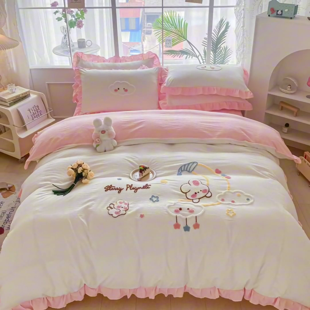 91家纺网 家纺一手货源 找家纺 易禾家纺 2024新款水洗棉毛巾绣晚安梦四件套专版花型 晚安梦-奶白粉