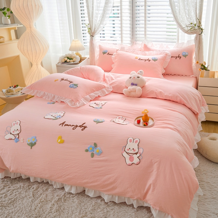 91家纺网 家纺一手货源 找家纺 易禾家纺 2024新款水洗亲肤棉毛巾绣四件套专版花型-幸福兔 幸福兔-粉