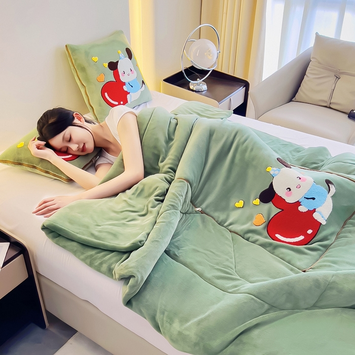 91家纺网 家纺一手货源 找家纺 阳光依佰 2023新款牛奶绒毛巾绣秋冬加厚抱枕被 墨绿