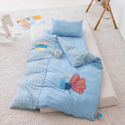 91家纺网 家纺一手货源 找家纺 喜多兔儿童家纺 2023新款小心动幼儿园三件套 蓝色心动小孔雀