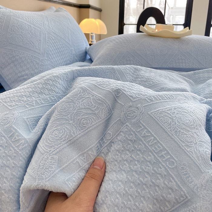 91家纺网 家纺一手货源 找家纺 澳梵 2023新款雕花牛奶绒四件套 玫瑰庄园-蓝