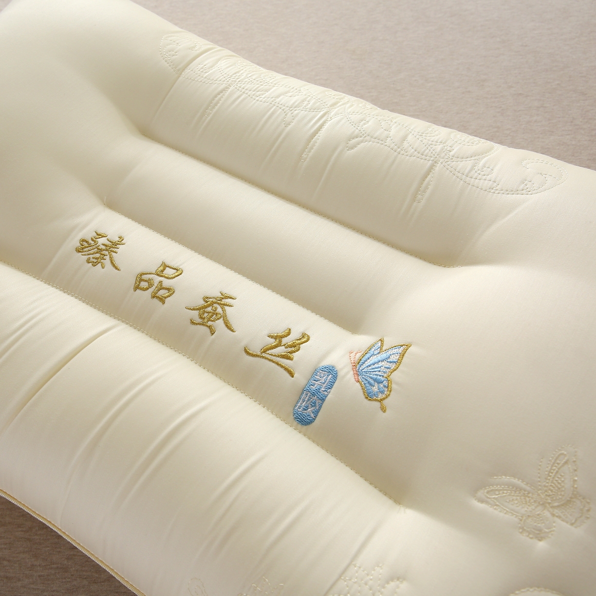 91家纺网 家纺一手货源 找家纺 天意美  2023新款护颈锥助眠臻品蚕丝乳胶枕头枕芯 48x74cm臻品蚕丝-白（一只）