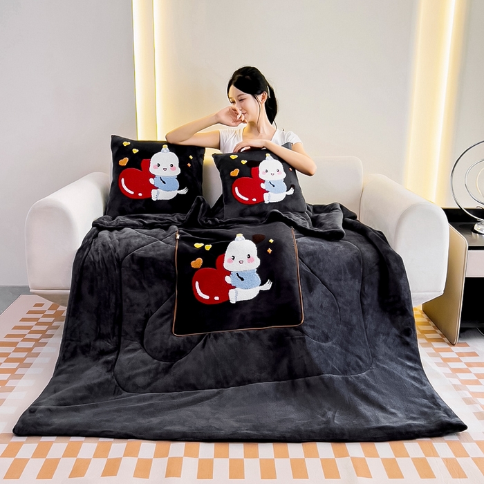 91家纺网 家纺一手货源 找家纺 阳光依佰 2023新款牛奶绒毛巾绣秋冬加厚抱枕被 深灰