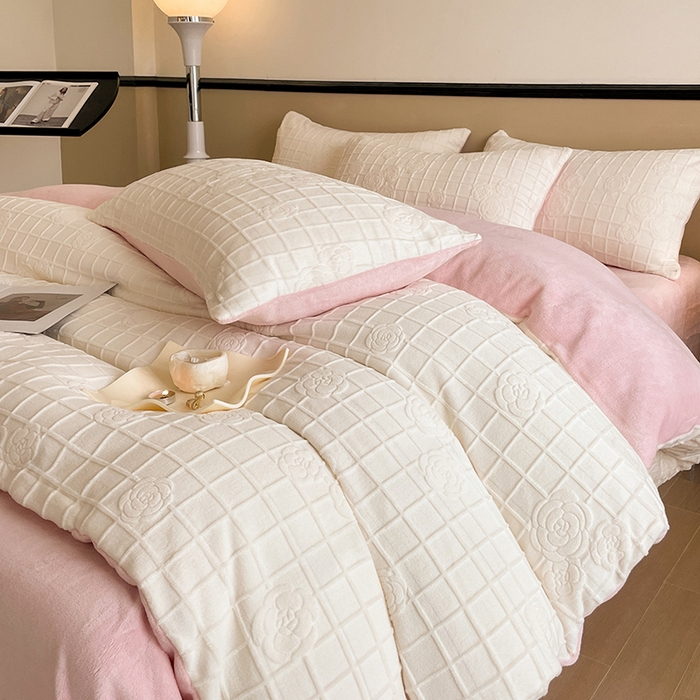 91家纺网 家纺一手货源 找家纺 澳梵 2023新款雕花牛奶绒四件套 浪漫花都-白