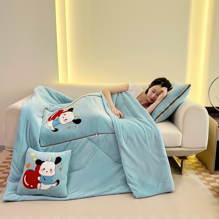 91家纺网 家纺一手货源 找家纺 阳光依佰 2023新款牛奶绒毛巾绣秋冬加厚抱枕被 天蓝