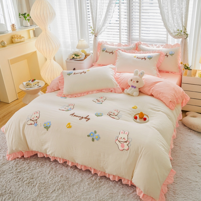 91家纺网 家纺一手货源 找家纺 易禾家纺 2024新款水洗亲肤棉毛巾绣四件套专版花型-幸福兔 幸福兔-奶黄粉