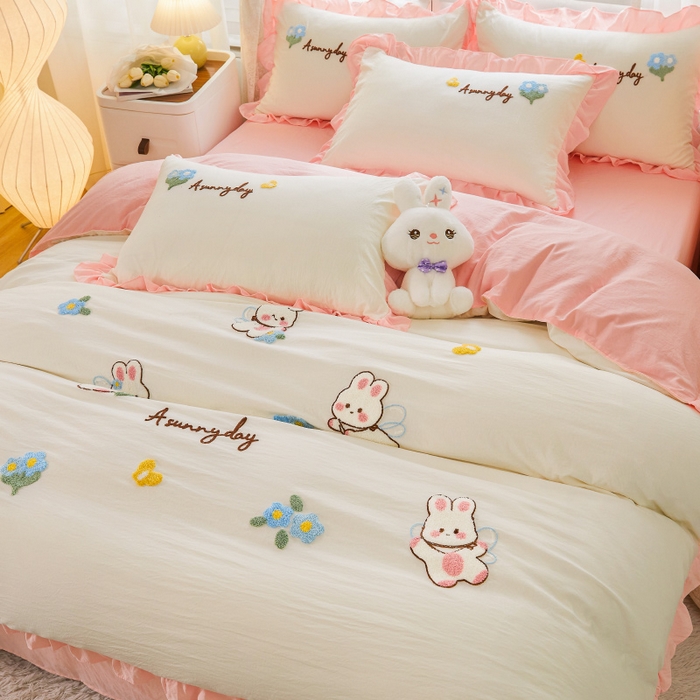 91家纺网 家纺一手货源 找家纺 易禾家纺 2024新款水洗亲肤棉毛巾绣四件套专版花型-幸福兔 幸福兔-奶黄粉