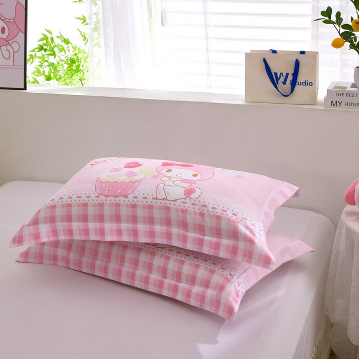 91家纺网 家纺一手货源 找家纺 蘭菲2023新款全棉印染三丽鸥全棉大版卡通四件套-枕套 节日快乐