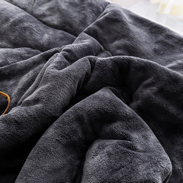 91家纺网 家纺一手货源 找家纺 阳光依佰 2023新款牛奶绒毛巾绣秋冬加厚抱枕被 深灰
