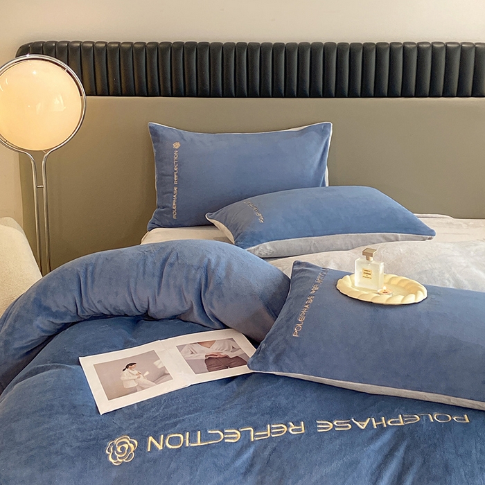 91家纺网 家纺一手货源 找家纺 澳梵 2023新款轻奢风牛奶绒刺绣四件套 宾利蓝