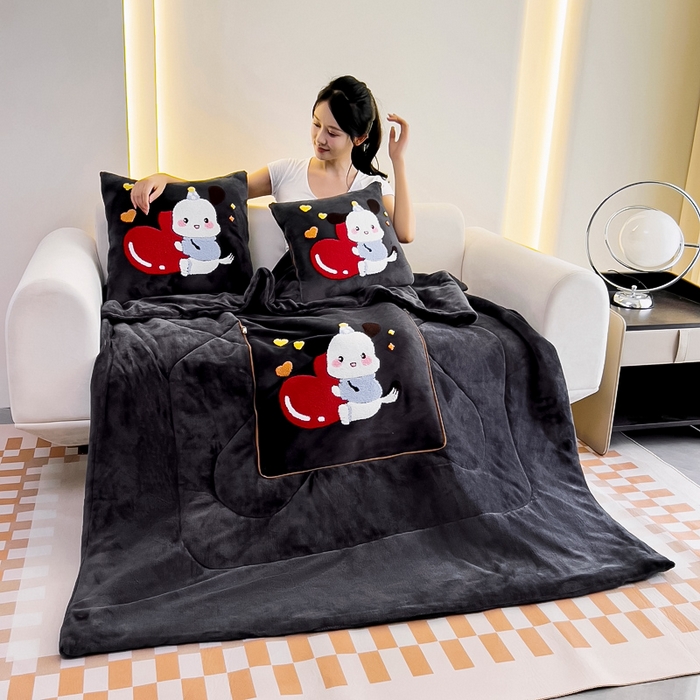 91家纺网 家纺一手货源 找家纺 阳光依佰 2023新款牛奶绒毛巾绣秋冬加厚抱枕被 深灰