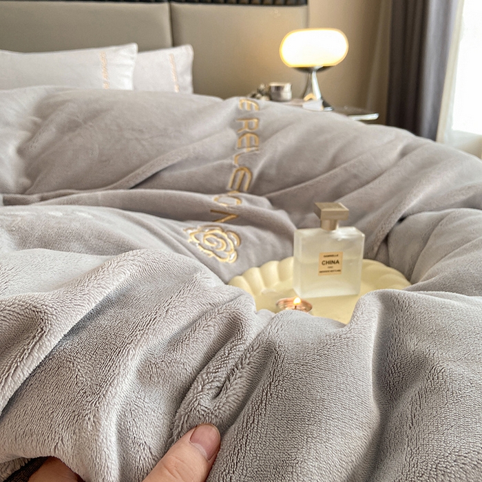 91家纺网 家纺一手货源 找家纺 澳梵 2023新款轻奢风牛奶绒刺绣四件套 星空灰