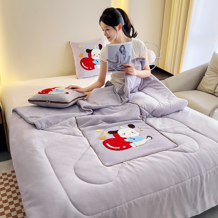 91家纺网 家纺一手货源 找家纺 阳光依佰 2023新款牛奶绒毛巾绣秋冬加厚抱枕被 浅紫