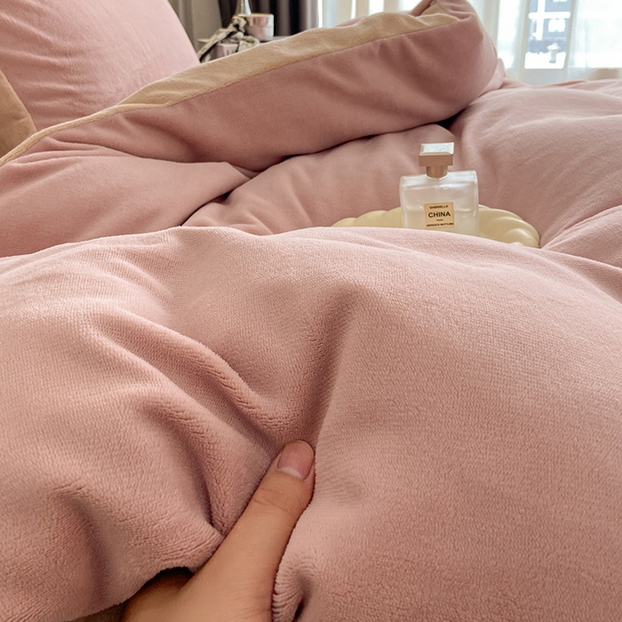 91家纺网 家纺一手货源 找家纺 澳梵 2023新款轻奢风牛奶绒刺绣四件套 温柔粉