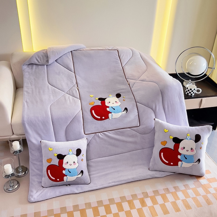 91家纺网 家纺一手货源 找家纺 阳光依佰 2023新款牛奶绒毛巾绣秋冬加厚抱枕被 浅紫