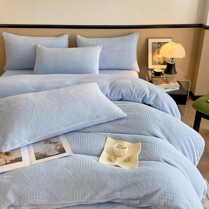 91家纺网 家纺一手货源 找家纺 澳梵 2023新款雕花牛奶绒四件套 玫瑰庄园-蓝