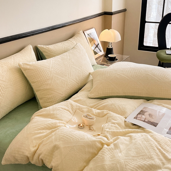 91家纺网 家纺一手货源 找家纺 澳梵 2023新款雕花牛奶绒四件套 玫瑰庄园-米黄