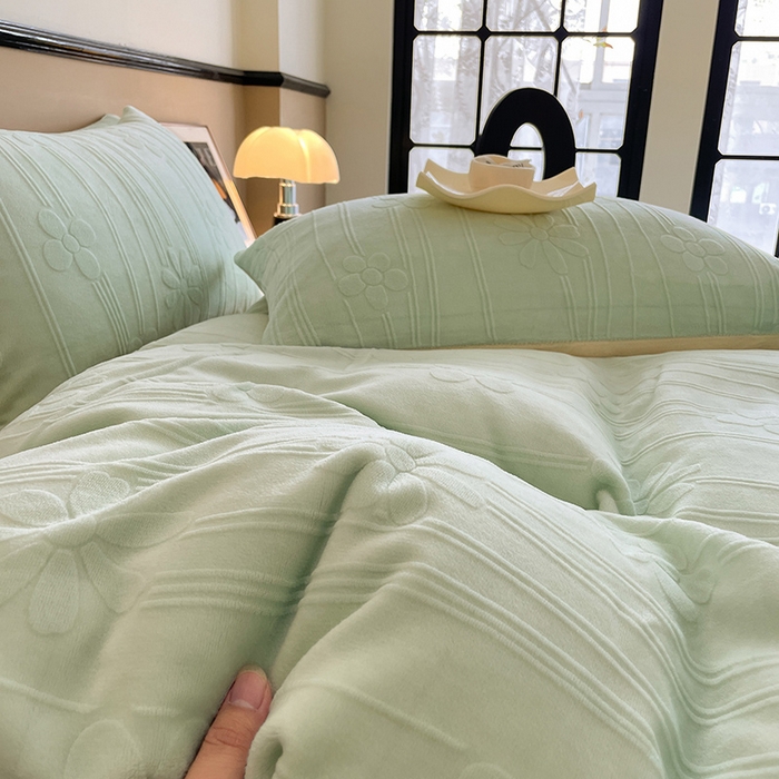 91家纺网 家纺一手货源 找家纺 澳梵 2023新款雕花牛奶绒四件套 冬日花信-嫩绿