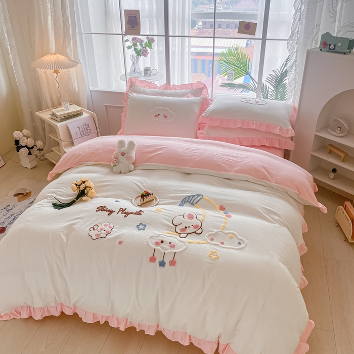 91家纺网 家纺一手货源 找家纺 易禾家纺 2024新款水洗棉毛巾绣晚安梦四件套专版花型 晚安梦-奶白粉