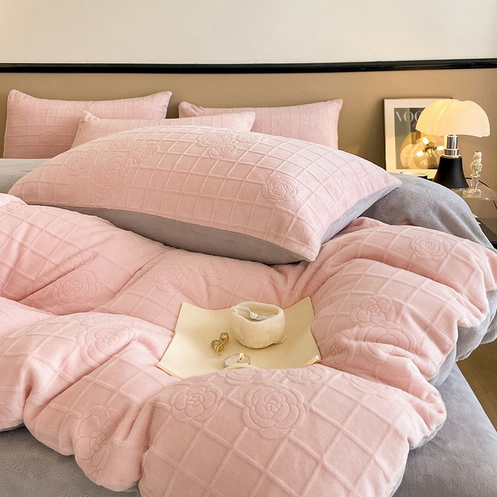 91家纺网 家纺一手货源 找家纺 澳梵 2023新款雕花牛奶绒四件套 浪漫花都-粉