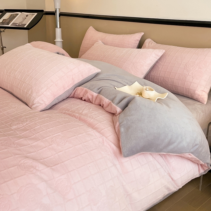 91家纺网 家纺一手货源 找家纺 澳梵 2023新款雕花牛奶绒四件套 浪漫花都-粉