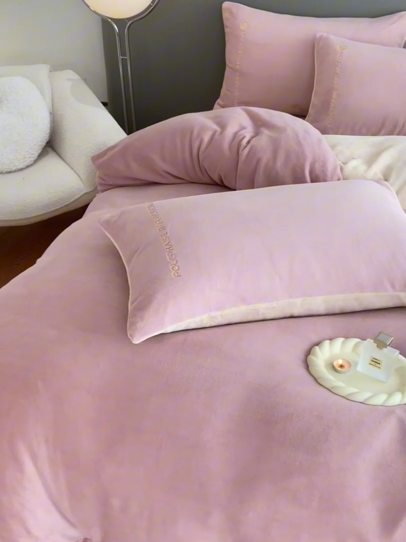 91家纺网 家纺一手货源 找家纺 澳梵 2023新款轻奢风牛奶绒刺绣四件套 温柔粉