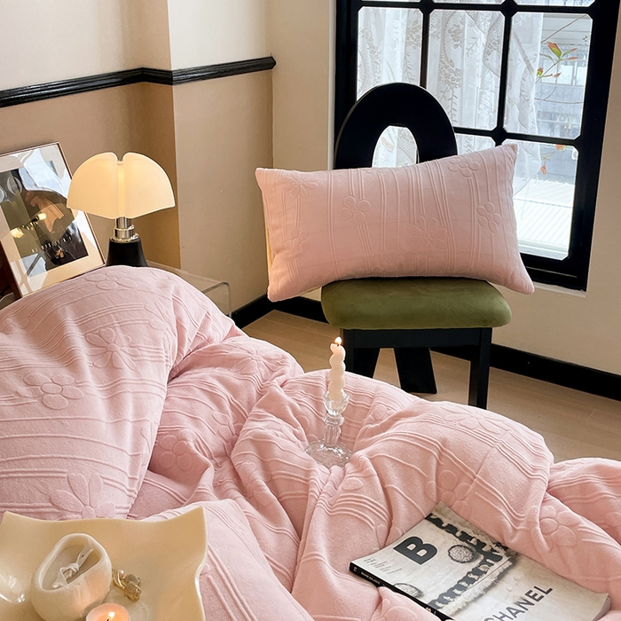 91家纺网 家纺一手货源 找家纺 澳梵 2023新款雕花牛奶绒四件套 冬日花信-粉