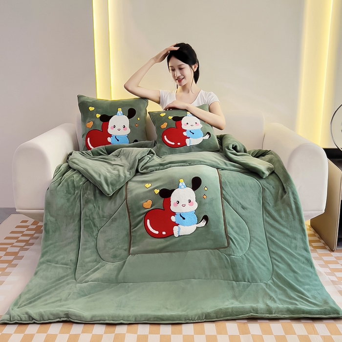 91家纺网 家纺一手货源 找家纺 阳光依佰 2023新款牛奶绒毛巾绣秋冬加厚抱枕被 墨绿