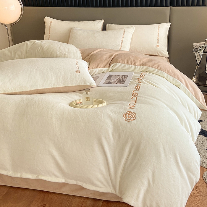 91家纺网 家纺一手货源 找家纺 澳梵 2023新款轻奢风牛奶绒刺绣四件套 奶昔白