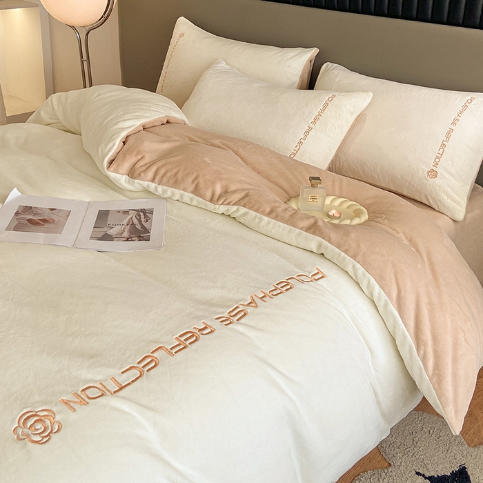 91家纺网 家纺一手货源 找家纺 澳梵 2023新款轻奢风牛奶绒刺绣四件套 奶昔白