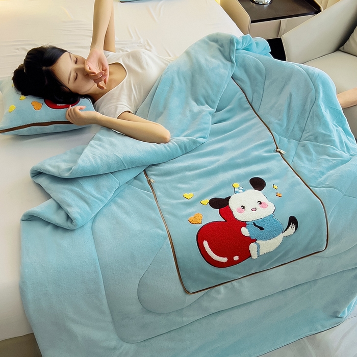 91家纺网 家纺一手货源 找家纺 阳光依佰 2023新款牛奶绒毛巾绣秋冬加厚抱枕被 天蓝