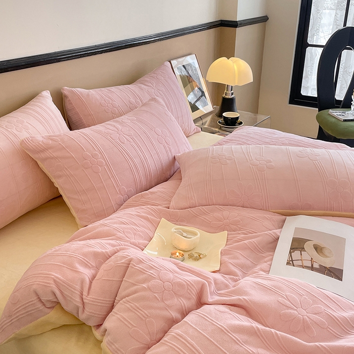 91家纺网 家纺一手货源 找家纺 澳梵 2023新款雕花牛奶绒四件套 冬日花信-粉