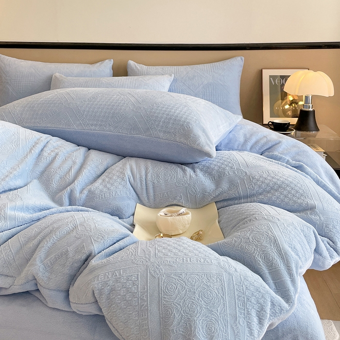 91家纺网 家纺一手货源 找家纺 澳梵 2023新款雕花牛奶绒四件套 玫瑰庄园-蓝