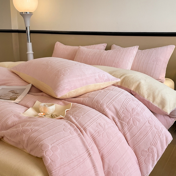 91家纺网 家纺一手货源 找家纺 澳梵 2023新款雕花牛奶绒四件套 冬日花信-粉