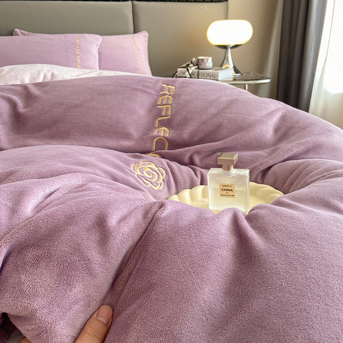 91家纺网 家纺一手货源 找家纺 澳梵 2023新款轻奢风牛奶绒刺绣四件套 浪漫紫