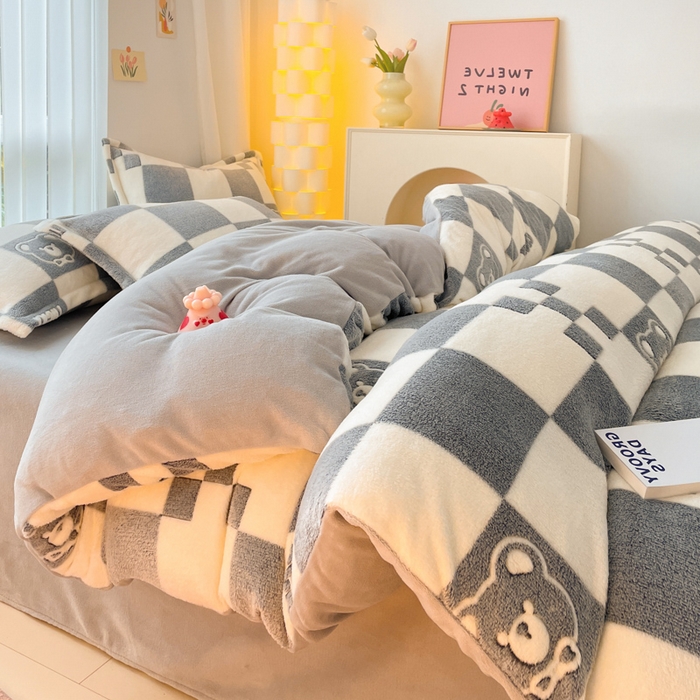 91家纺网 家纺一手货源 找家纺 同田家纺 2024秋冬新品雪花绒牛奶绒印花四件套 棋盘熊