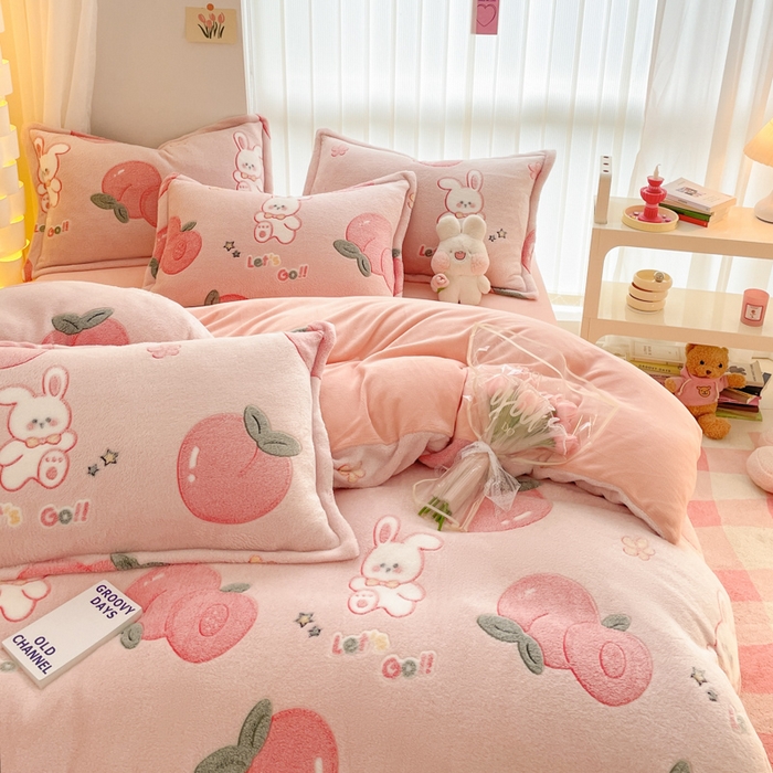 91家纺网 家纺一手货源 找家纺 同田家纺 2024秋冬新品雪花绒牛奶绒印花四件套 樱桃小兔