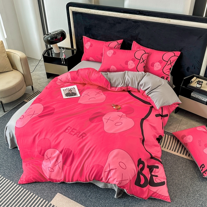 91家纺网 家纺一手货源 找家纺 色鬼布艺 2023新款加厚双面磨毛数码大版印花四件套 乖乖熊-红