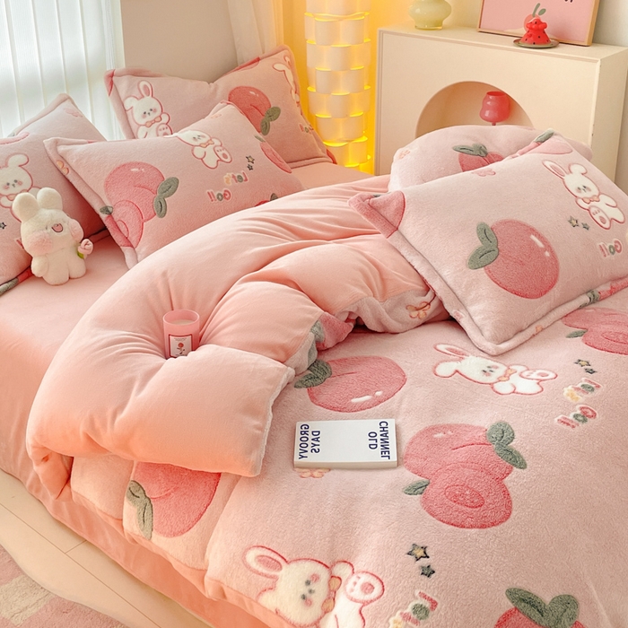 91家纺网 家纺一手货源 找家纺 同田家纺 2024秋冬新品雪花绒牛奶绒印花四件套 樱桃小兔