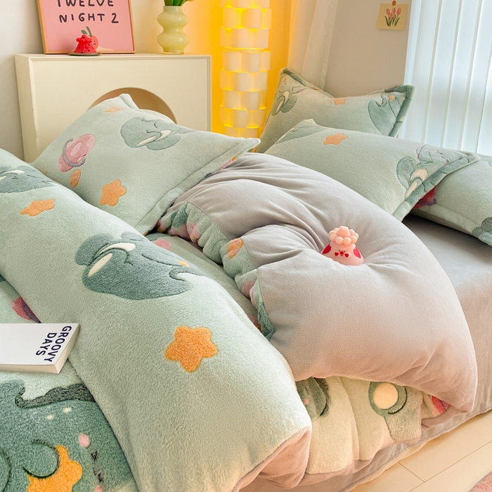 91家纺网 家纺一手货源 找家纺 同田家纺 2024秋冬新品雪花绒牛奶绒印花四件套 星球恐龙